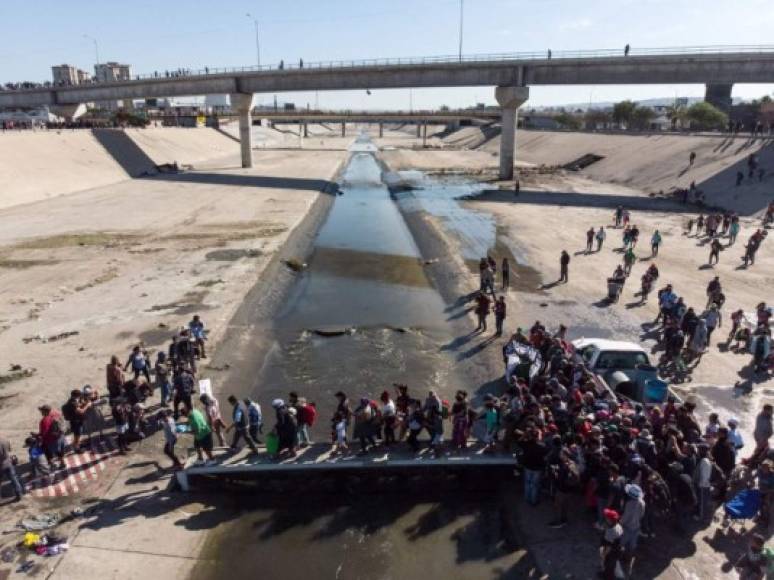 '¿Ya estamos en Estados Unidos?', preguntaron con desesperación migrantes mientras esperaban cruzar la doble valla fronteriza que separa la ciudad mexicana de Tijuana de la estadounidense San Diego.