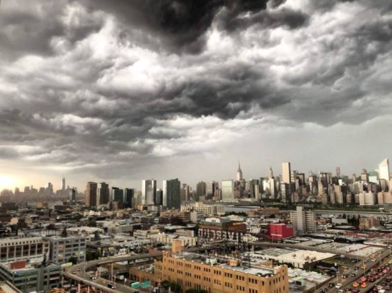 Usuarios en redes sociales compartieron imágenes de la tormenta en Nueva York describiéndola como apocalíptica.