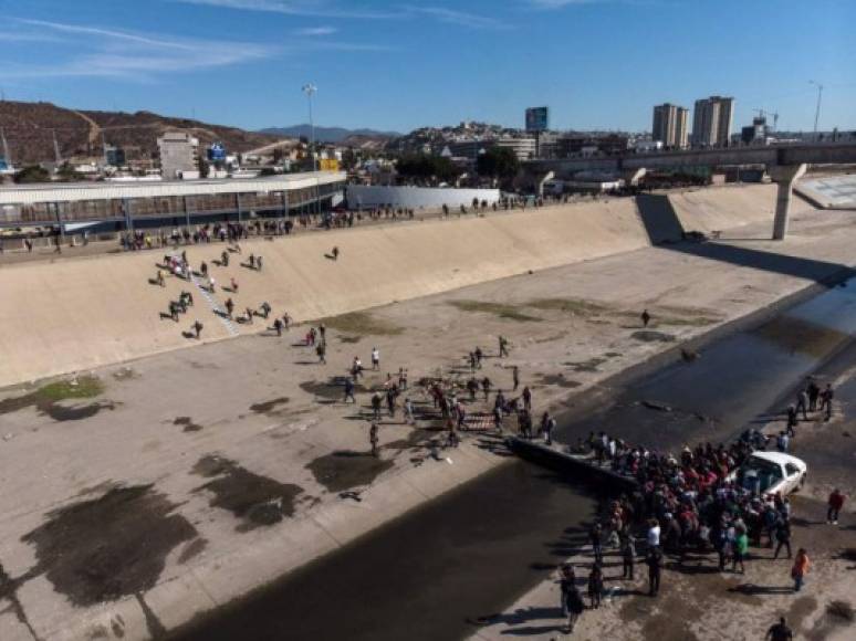 Cientos de migrantes consiguieron cruzar hasta un primero muro y trataron de cruzar el segundo, cubierto con púas, para lanzarse a Estados Unidos, donde agentes de la patrulla fronteriza se movilizaban.