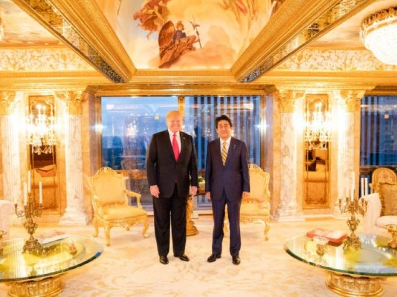 Negocios como el Hotel Trump de Washington DC, el resort de Doral, cerca de Miami o Mar-a-Lago, en Palm Beach, son un sumidero de pérdidas y su propiedad más rentable, la Torre Trump en Manhattan, podría dejar de aportar liquidez por el impacto del coronavirus, además de obligarle a pagar una hipoteca de 100 millones de dólares antes de 2022.