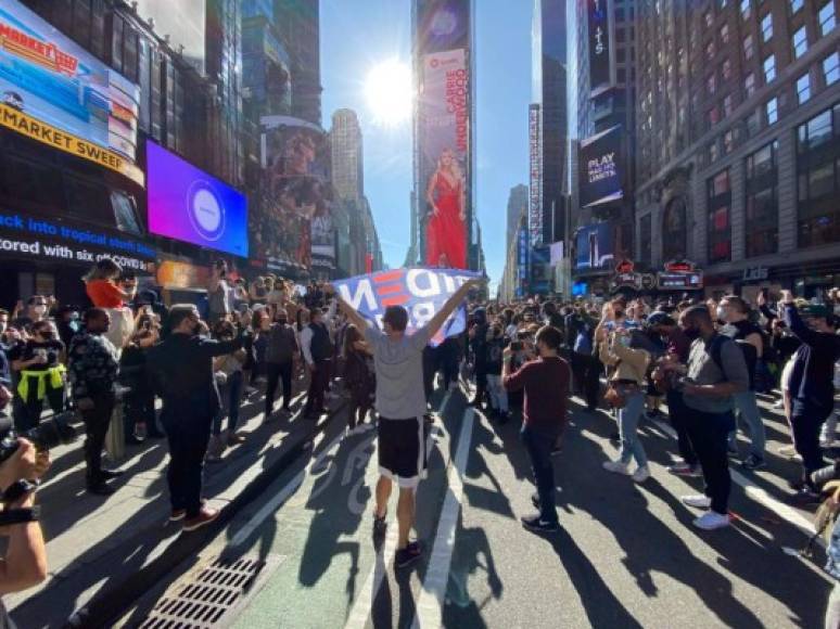 En el céntrico Times Square, centenares de personas se concentraron para gritar y celebrar la victoria de Biden con la proyección de que ganará los 20 votos del Colegio Electoral del estado Pensilvania.