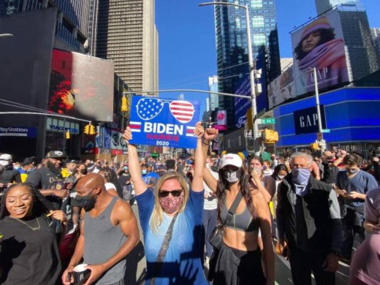 Miles de estadounidenses comenzaron a celebrar este sábado al enterarse de que Joe Biden se convirtió en el ganador de las elecciones presidenciales de EEUU tras lograr la barrera de 270 votos electorales sobre Donald Trump.