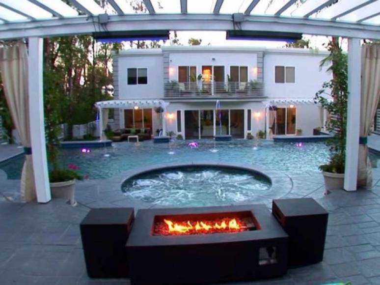 Manny Pacquiao compró una casa en Beverly Hills de 12.5 millones de dólares.