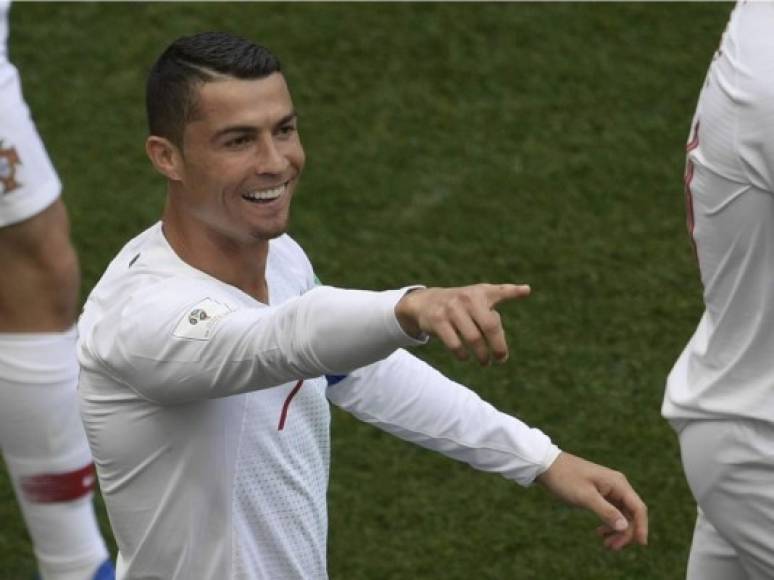 Cristiano Ronaldo señaló muy sonriente a Georgina Rodríguez tras marcar su gol ante Marruecos. Foto AFP