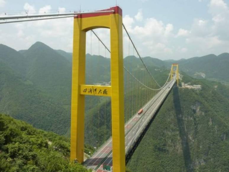 6. Puente del río Sidu, China. China ha vuelto a superarse a sí misma y a los demás países por tener el puente más alto del mundo con el puente sobre el río Sidu que cuelga a más de 1,600 nauseabundos pies (487 metros) sobre un cañón, conectando lo que equivale a dos cumbres. Inaugurado en 2009, el puente del río Sidu superó el récord anterior, y es parte del sistema de autopistas en constante expansión de China, conectando dos partes dispares del país que antes estaban separadas por terrenos montañosos y escarpados, así como múltiples ríos. La robusta estructura es soportada por dos torres masivas en forma de H, una en cada extremo de la carretera. Las líneas de suspensión se sumergen en el centro, dándole un look bastante frágil para un tramo tan enorme.