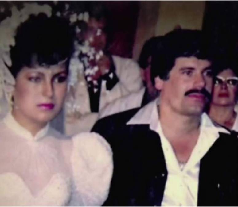 En 1977, Guzmán se casó por segunda vez con Alejandrina María Salazar Hernández, vinculada con uno de sus socios, Héctor Luis Palma Salazar, 'El Güero'. Alejandrina es la madre de los cuatro hijos mayores del capo: Iván Archivaldo, Jesús Alfredo, Alejandrina y César Guzmán.