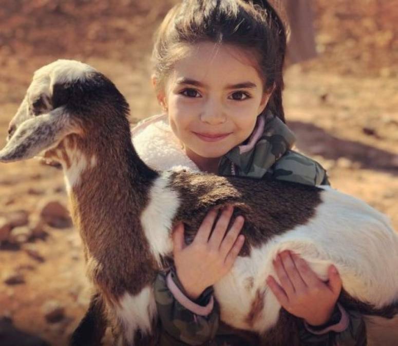Aunque la pequeña Aitana no tiene redes sociales, el Instagram de sus padres está repleto de imágenes de la bella Derbez de sus viajes por el mundo.