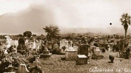 Imagen del cementerio general del barrio Mejía en La Ceiba tomada a inicios de 1930. La foto fue tomada de norte a sur y al fondo la cordillera Nombre de Dios.