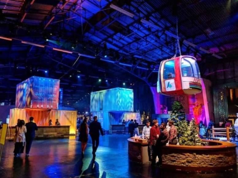 El jefe de Facebook rentó el Palacio de Artes en San Francisco por dos noches y organizó una villa navideña con una taverna, tienda de dulces, esculturas de hielo, gondolas de ski y otras amenidades para que sus empleados disfrutarán durante todo el fin de semana.