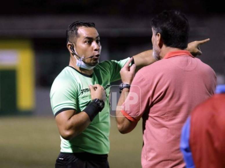 El técnico uruguayo Fernando Araújo del Honduras Progreso le reclama al árbitro Héctor Rodríguez.
