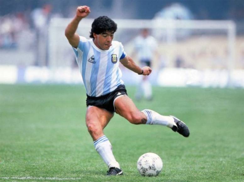 Su debut como futbolista en Argentinos Juniors, su historia de amor con el Nápoles, el cielo que tocó en el Mundial de México'86 y el infierno al que cayó en el de Estados Unidos'94, sus problemas de salud y su trayectoria como entrenador son apenas seis de los hechos históricos de la vida de Maradona, que este miércoles murió de un paro cardíaco en su casa en Buenos Aires.