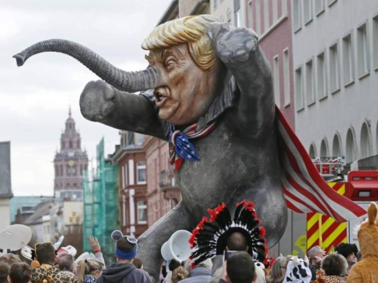 Una carroza con un muñeco que representa a Donald Trump participó ayer en el desfile de carnaval del Lunes de la Rosa en Maguncia (Alemania).