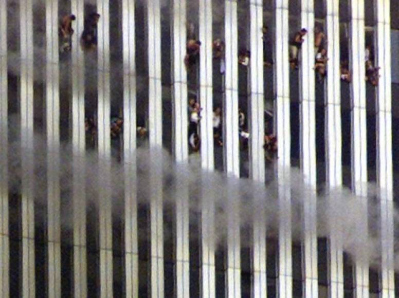 Mientras, miles de personas se encontraban atrapadas en los pisos superiores de las gigantescas torres gemelas tras la explosión e incendio causados por el impacto de las aeronaves.
