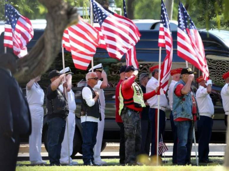 PHOENIX, AZ - AUGUST 29: Military personnel and veterans salute as the funeral procession for Sen. John McCain arrives at the Arizona State Capitol Rotunda where McCain's body will lie in state on August 29, 2018 in Phoenix, Arizona. Sen. McCain, a decorated war hero, died August 25 at the age of 81 after a long battle with Glioblastoma, a form of brain cancer. Ralph Freso/Getty Images/AFP
