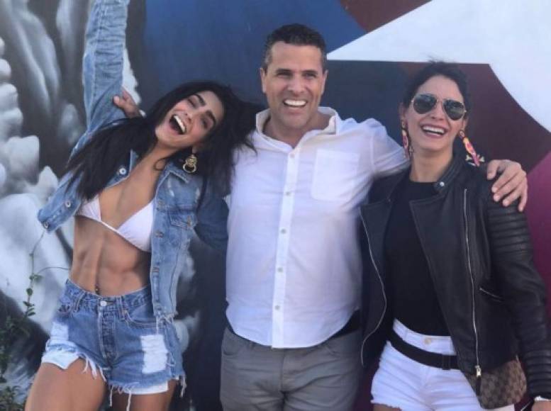 Las hermanas de Regil tiene otro famoso entre sus familiares, el presentador mexicano Marco Antonio Regil, de quien son primas.