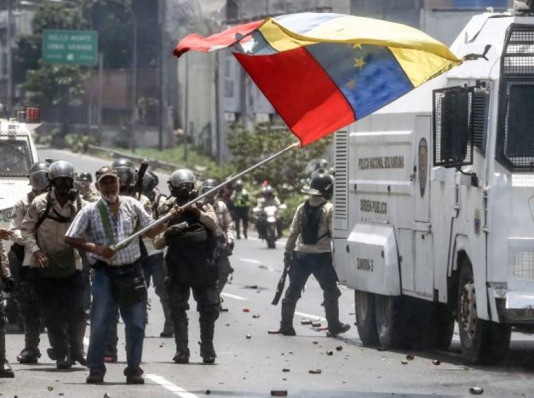 Agentes antimotines impidieron con bombas lacrimógenes avanzar hacia el centro de Caracas a miles de opositores que marchaban este miércoles para exigir elecciones generales en Venezuela, en un nuevo desafío contra el presidente Nicolás Maduro pese a la violencia que deja 27 muertos.
