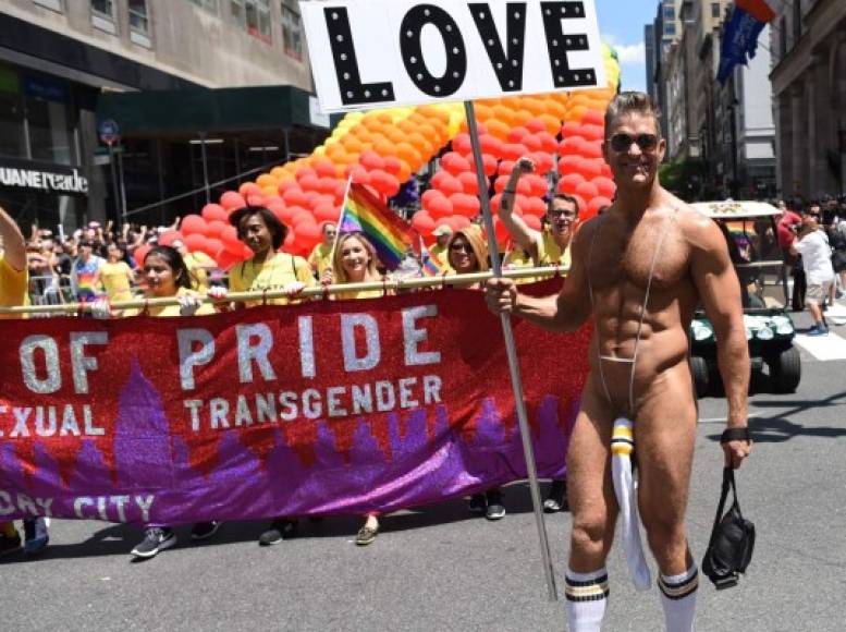 Parade-goers make their way down 5th Avenue during the NYC Pride March on June 25, 2017. <br/>The NYC Pride March celebrates its 48th annual parade . / AFP PHOTO / TIMOTHY A. CLARY