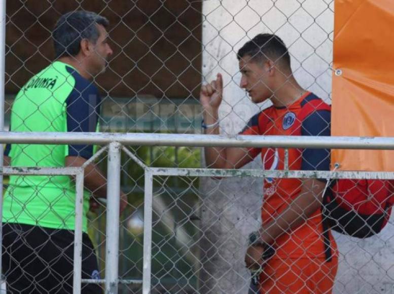 La polémica entre el entrenador y portero viene desde hace varias semanas atrás luego de que el cancerbero ha sido marginado por el estratega y no entra en sus planes. Hoy ambos se encontraron cara a cara y mantuvieron una acalorada discusión.