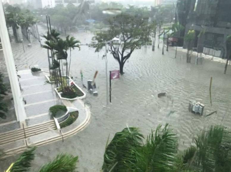 Fotos publicadas en redes sociales muestran las calles del distrito financiero de Miami totalmente cubiertas por las aguas.