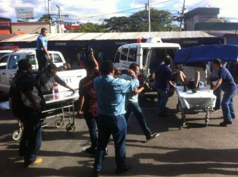 Siete personas, cinco adultos y dos menores, resultaron heridas tras el volcamiento de un camión en la carretera de Tegucigalpa a Olancho esta tarde. Los heridos han sido trasladados en carros particulares y ambulancias al Hospital Escuela.
