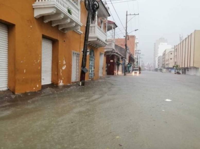 'Desde tempranas horas todos los equipos de todas las dependencias de la Alcaldía están dispuestos a entrar en acción para mitigar los efectos. El día de hoy estaremos decretando una calamidad por la fuertes lluvias y con eso podremos inmediatamente contratar equipos para mitigar los efectos', expresó Dau.