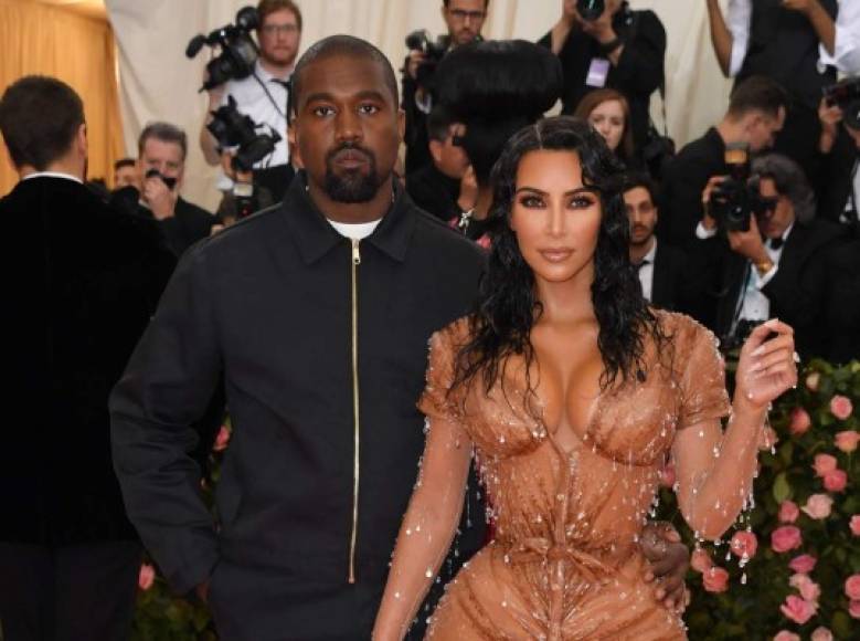 La estrella llegó acompañada de su esposo, Kanye West, quien no lo hizo competencia con su look.<br/>El rapero decidió enfundarse una chaqueta negra de la marca Dickies valorada en 42 dólares, que combinó con unos pantalones de ese mismo color y unas cómodas botas.