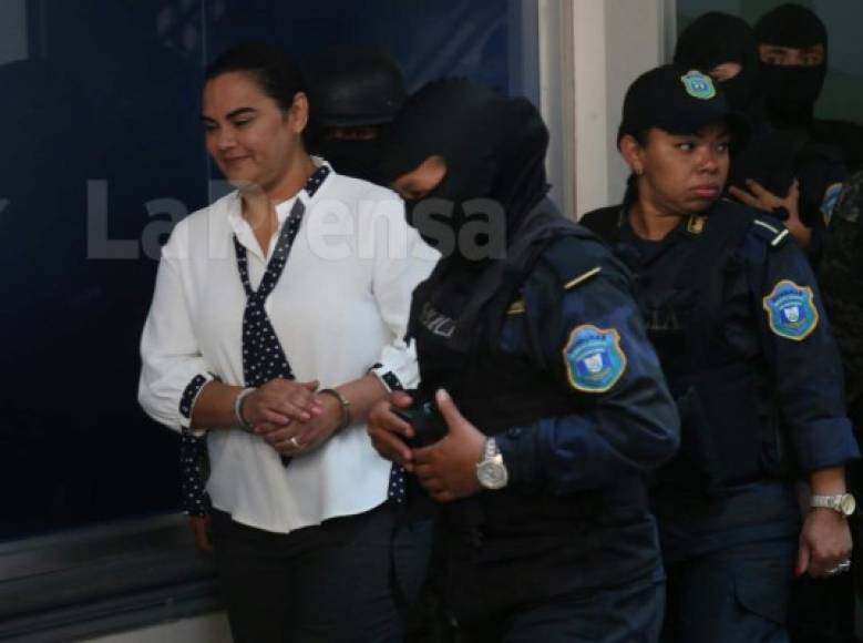 Rosa Elena de Lobo fue llevada a los juzgados anticorrupción esta mañana custodiada por un fuerte contingente policial.