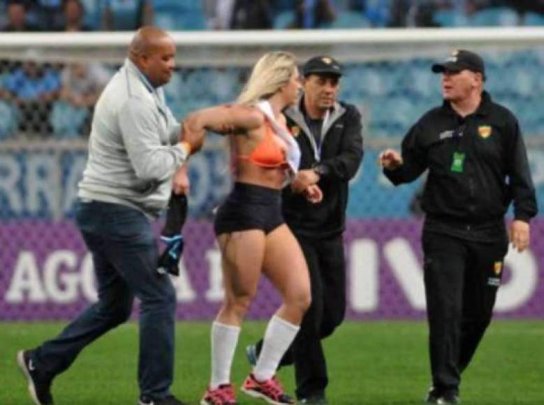 De inmediato, efectivos de seguridad la redujeron y la invitaron a salir del estadio.