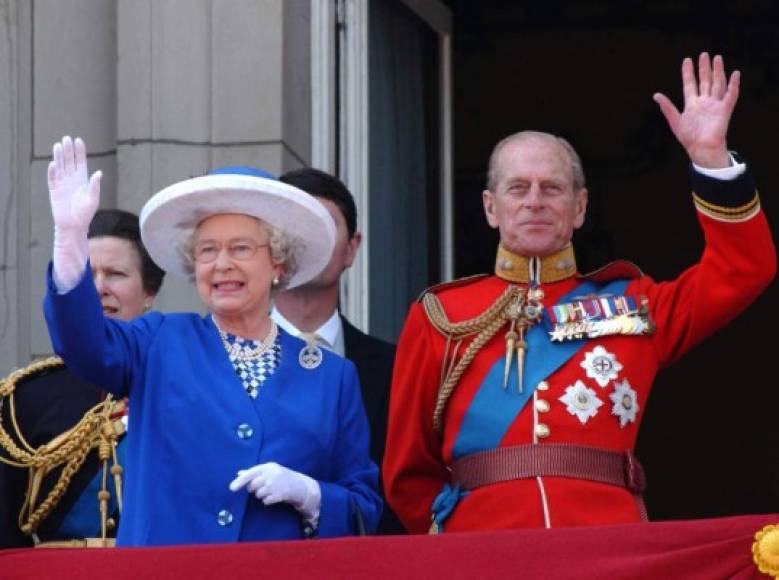 En esta foto de archivo tomada el 14 de junio de 2003, la reina Isabel II de Gran Bretaña (izq.) Y el príncipe Felipe, duque de Edimburgo (der.) De Gran Bretaña saludan desde el balcón del Palacio de Buckingham en Londres, durante un vuelo para la tropa del color.