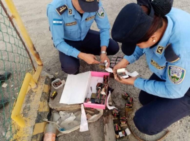 En el puesto de control fronterizo de Puerto Cortés, en un predio fiscal se inspeccionó un vehículo que llegó importado desde Estados Unidos.<br/>En el interior del carro se detectó que transportaba municiones de uso prohibido.<br/>El vehículo en mención es un Chevrolet Cobalt 2010.<br/>Transportaba 671 cartuchos para fusil AK-47, 2 proyectiles calibre 20mm y 1 cargador metálico para escopeta calibre 20.