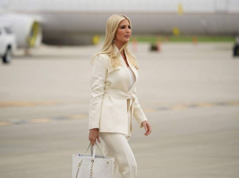 Ivanka Trump, hija favorita y asesora presidencial de Trump, optó por un elegante diseño blanco de Gabriela Hearst que combinó con un bolso blanco de Chanel.