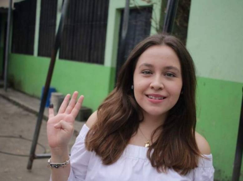 Daniela Hernández, la hija del presidente de Honduras, Juan Orlando Hernández, votó por primera vez en las elecciones generales. La joven acaparó las miradas por su simpatía y belleza.