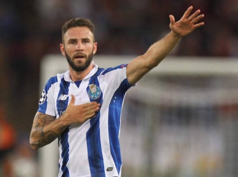 El mexicano Miguel Layún y el portugués Hernani tienen contrato en el Porto, pero la falta de minutos les hace buscar una salida. Hernani apunta al AEK de Atenas, mientras que Miguel Layún se debate, de momento, entre Alavés y el Racing Club de Argentina, según cuenta A Bola.