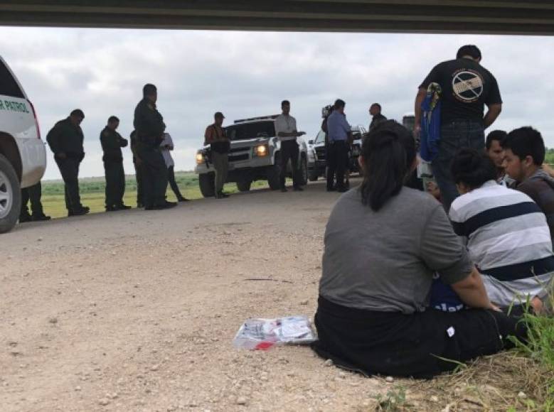 Este martes la Patrulla Fronteriza detuvo a decenas de indocumentados que cruzaron ilegalmente la frontera, entre estos, varias madres con sus hijos. /Foto: Twitter David Begnaud.