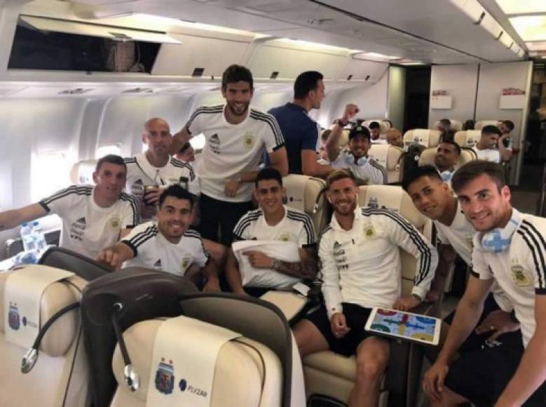 Parte de los jugadores de la selección argentina, dentro del avión que los llevó a Rusia. Foto Twitter