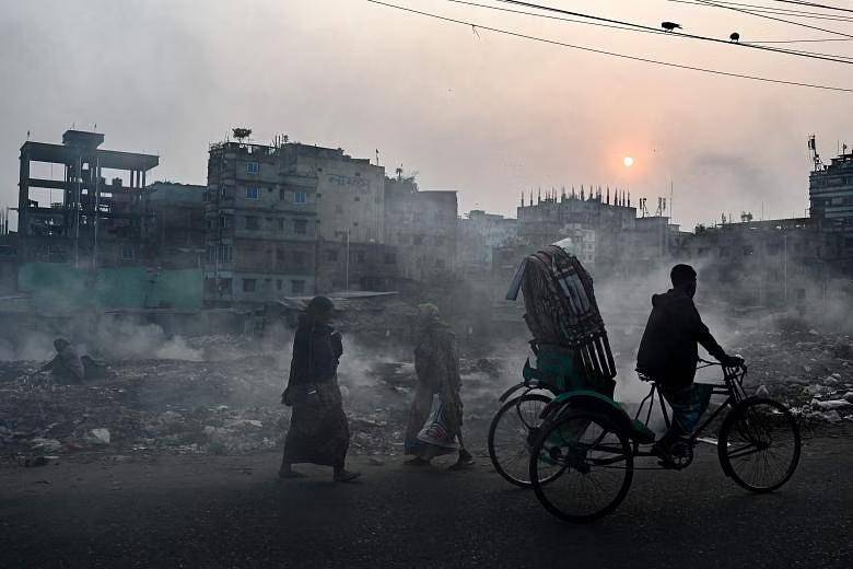 Le sigue la ciudad de Dhaka, en Bangladesh, que en 2023 experimentó una media anual de partículas PM2,5, las más dañinas para la salud humana, más de quince veces superior a la recomendada por la Organización Mundial de la Salud (OMS), afirmó IQAir en su informe anual.