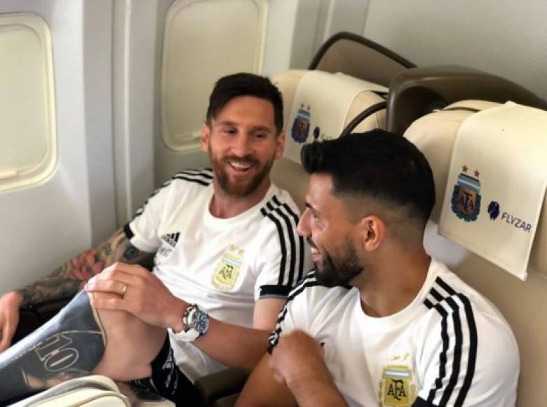 Messi y 'Kun' Agüero sonrientes en el avión.