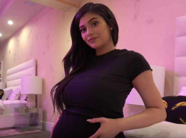 Kylie Jenner consiguió lo imposible de cara a su debut en la maternidad: que los rumores acerca de que estaba esperando su primer retoño con tan solo 19 años no se confirmaran realmente hasta que ella anunció que había dado la bienvenida a su hija Stormi a través de su cuenta de Instagram.