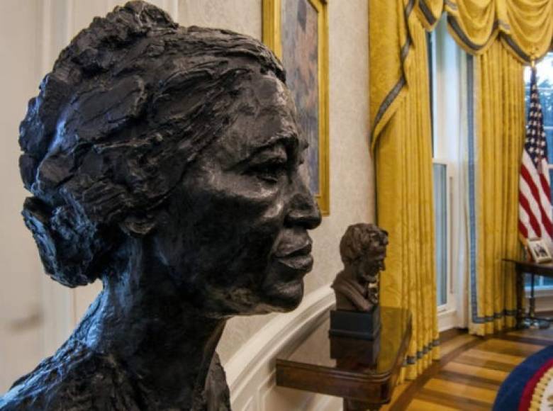 Las esculturas de la activista afroamericana Rosa Parks y la exprimera dama Eleanor Roosevelt reemplazan a las del expresidente Abraham Lincoln y el exprimer ministro británico Winston Churchill que Trump había colocado en el Despacho Oval.