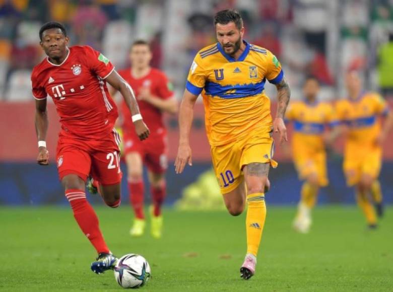 André-Pierre Gignac corriendo con el balón y es seguido por David Alaba.