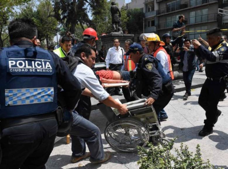 En el central estado de Puebla se reporta la caída de las torres de la Iglesia de Cholula.<br/>