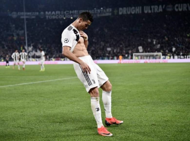 Cristiano Ronaldo festejó por todo lo alto su gol y presumió sus abdominales.