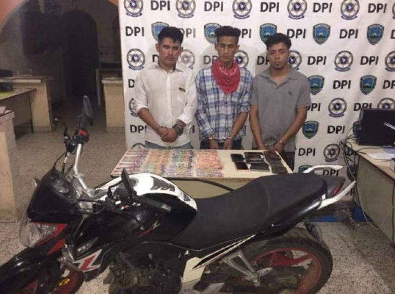 Tres sujetos fueron capturados por la DPI en el municipio de San Marcos, Santa Bárbara. Las autoridades no dieron a conocer los nombres de los detenidos, pero indicaron que son jóvenes entre 22 y 24 años.<br/>Al momento de su captura les decomisaron 7 teléfonos celular, 4,770 lempiras, 4 billeteras y una motocicleta.<br/>Los sujetos fueron presentados ante los juzgados por ser sospechosos del delito de robo.