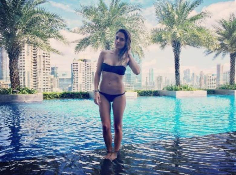 Layla Anna-Lee se ve muy atractiva en bikini.