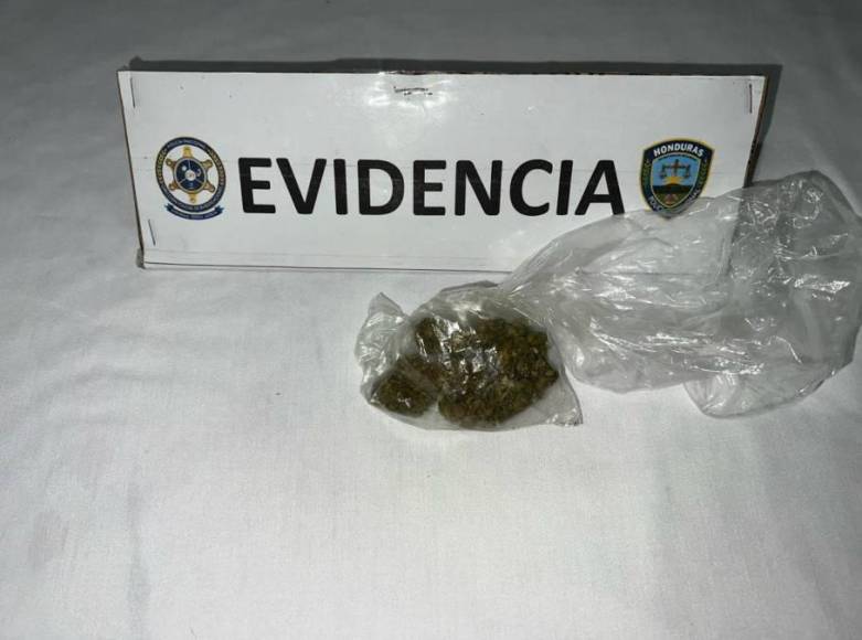 A Fancony se le encontró una bolsita de supuesta marihuana, la cual él mismo reconoció que le pertenecía”. 