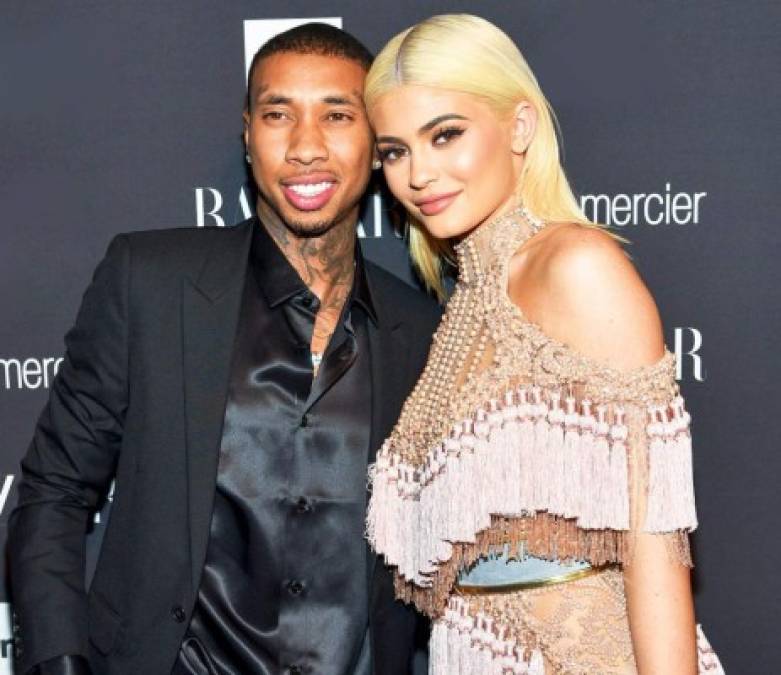 Tyga<br/><br/>Se conocieron en 2011 durante el cumpleaños número 16 de Kendall Jenner, pero comenzaron a salir en 2014.<br/><br/>Al inicio hubo gran controversia debido a la edad de Kylie, en aquel entonces de 17 años, mientras que Tyga tenía ya 25 y un hijo con la stripper Blac Chyna.<br/><br/><br/><br/>