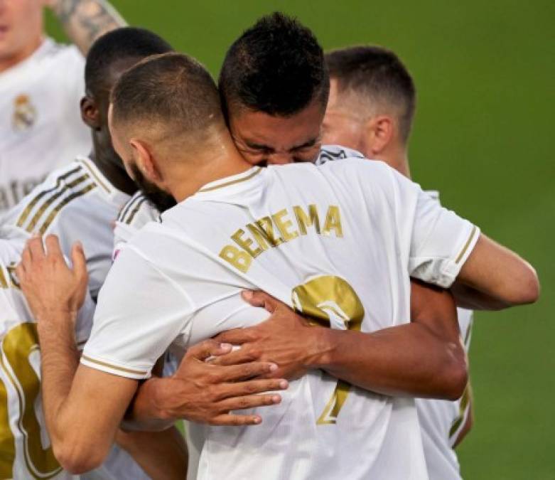 Emotivo abrazo de Casemiro con Karim Benzema.