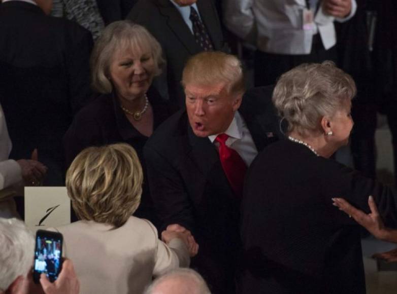 El saludo más esperado. El presidente de Estados Unidos, Donald Trump, saludó efusivamente a Hillary Clinton, quien asistió a la investidura en compañía de su esposo Bill Clinton.