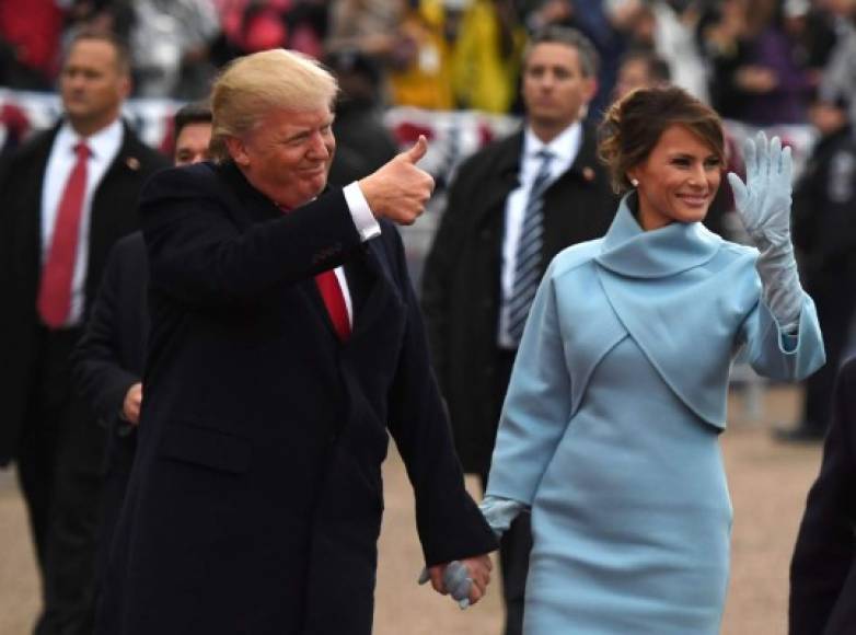 Desde el inicio de la presidencia de su esposo, Melania marcó un sofisticado estilo con sus looks en la Casa Blanca. La exmodelo lució en la toma de posesión un delicado vestido azul cielo de Ralph Lauren, que complementó con un bolero con cuello del mismo color, zapatos de punta, guantes de gamuza y un elegante recogido. Su look no tardó en desatar comparaciones con la ex primera dama Jacqueline Kennedy Onassis.