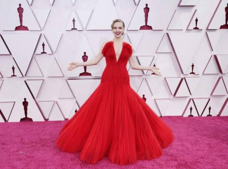 Amanda Seyfried resaltó su belleza con este vestido rojo.